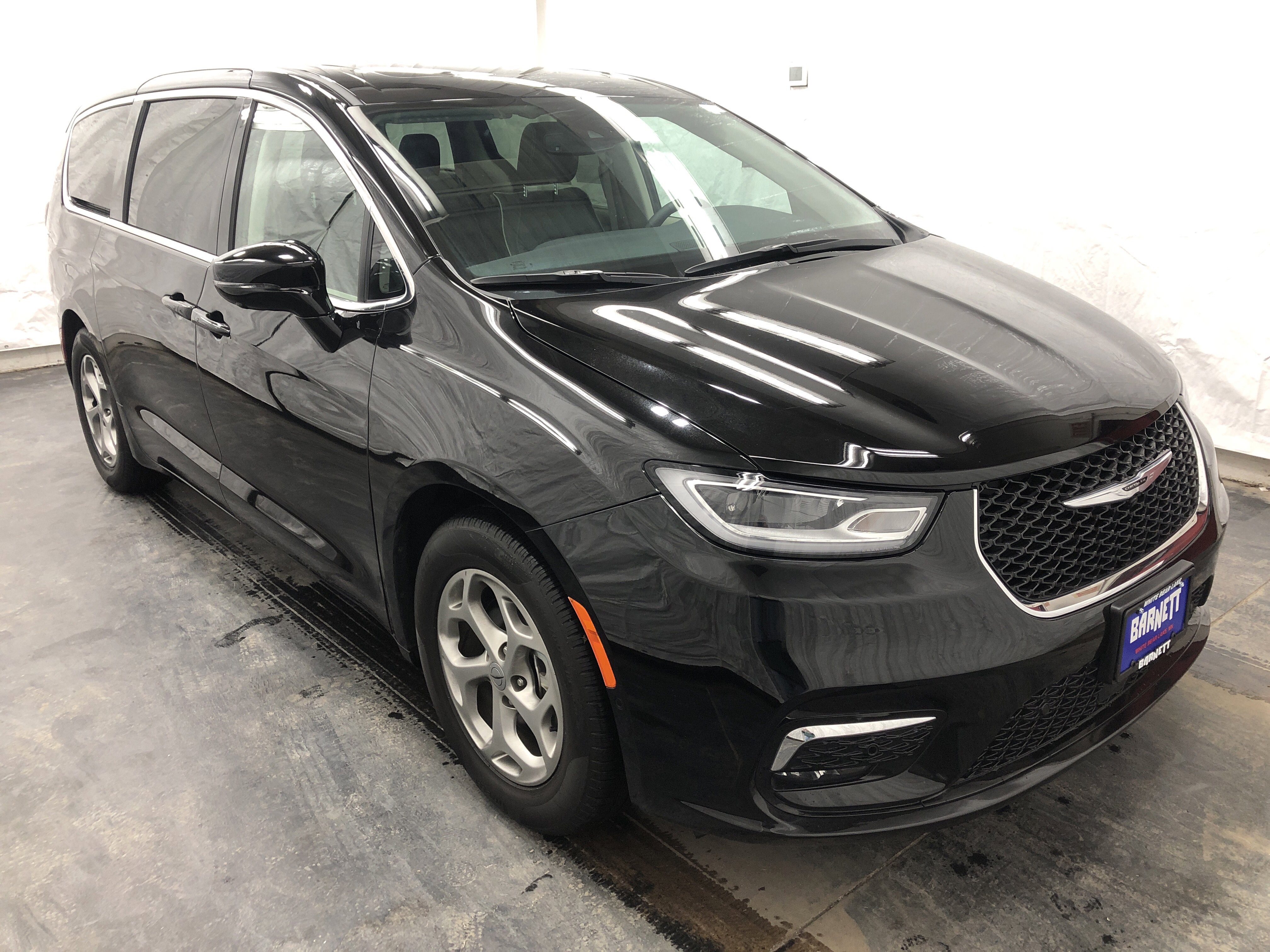 Certified 2024 Chrysler Pacifica Limited w/ Trailer Tow Group FWD image 4