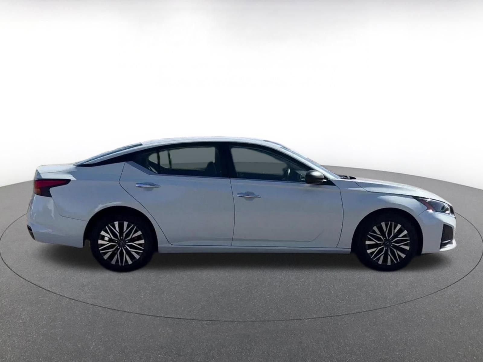 Used 2025 Nissan Altima 2.5 SV FWD image 16