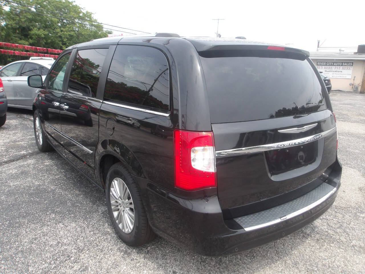 Used 2014 Chrysler Town & Country Touring-L FWD image 6
