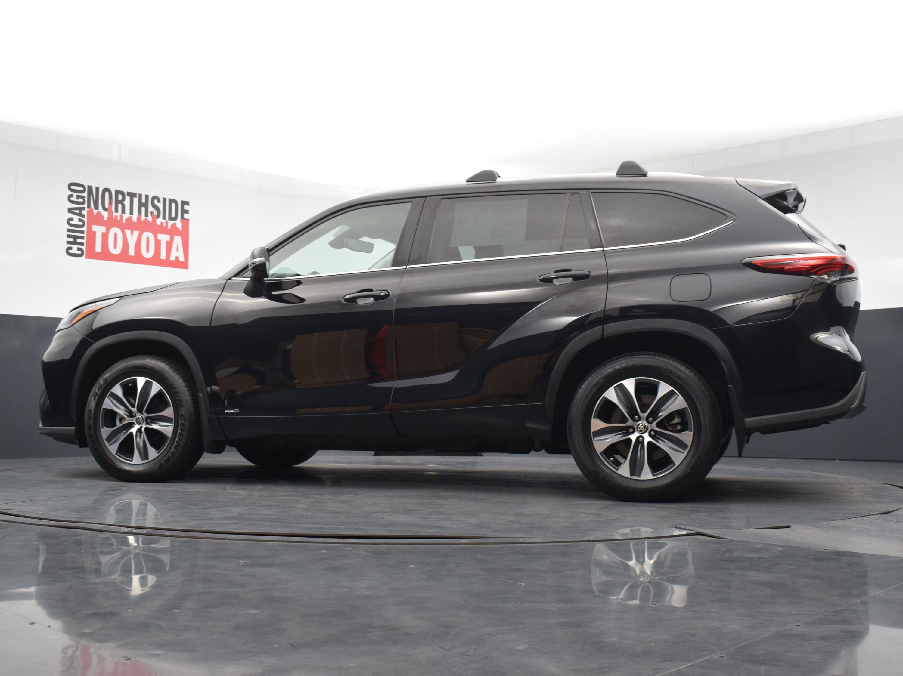 Used 2022 Toyota Highlander XLE AWD/4WD image 31