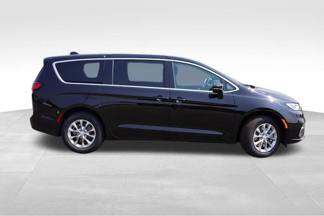 New 2025 Chrysler Pacifica Select image 2