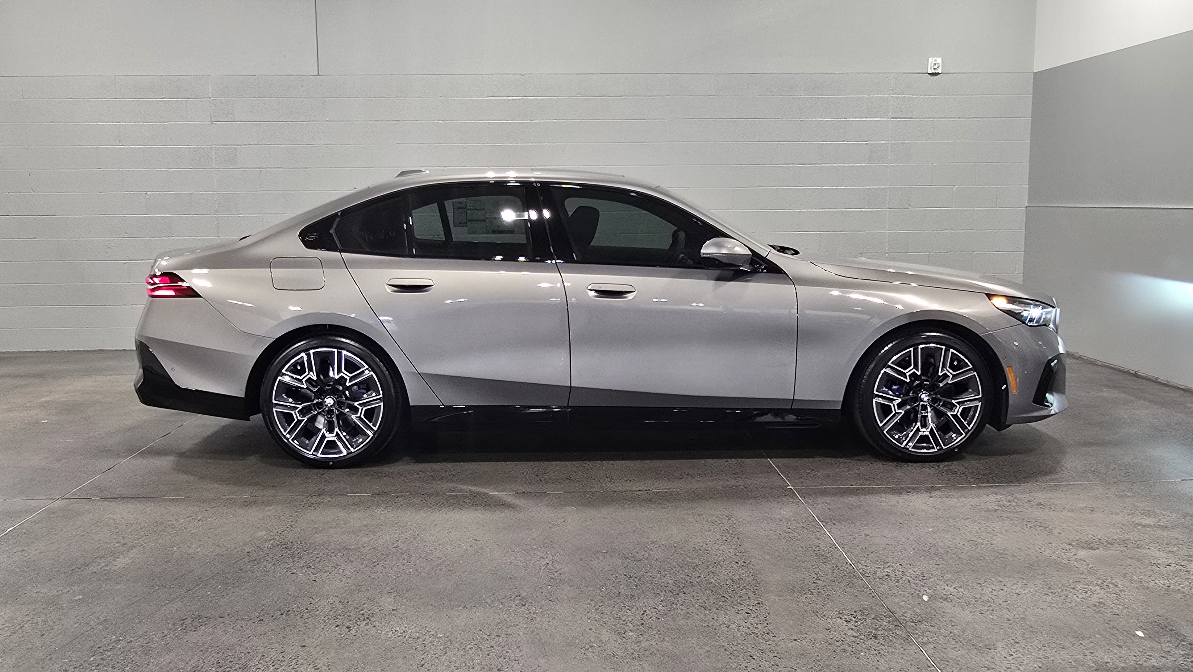 Used 2026 BMW 530i xDrive w/ M Sport Package AWD/4WD image 9