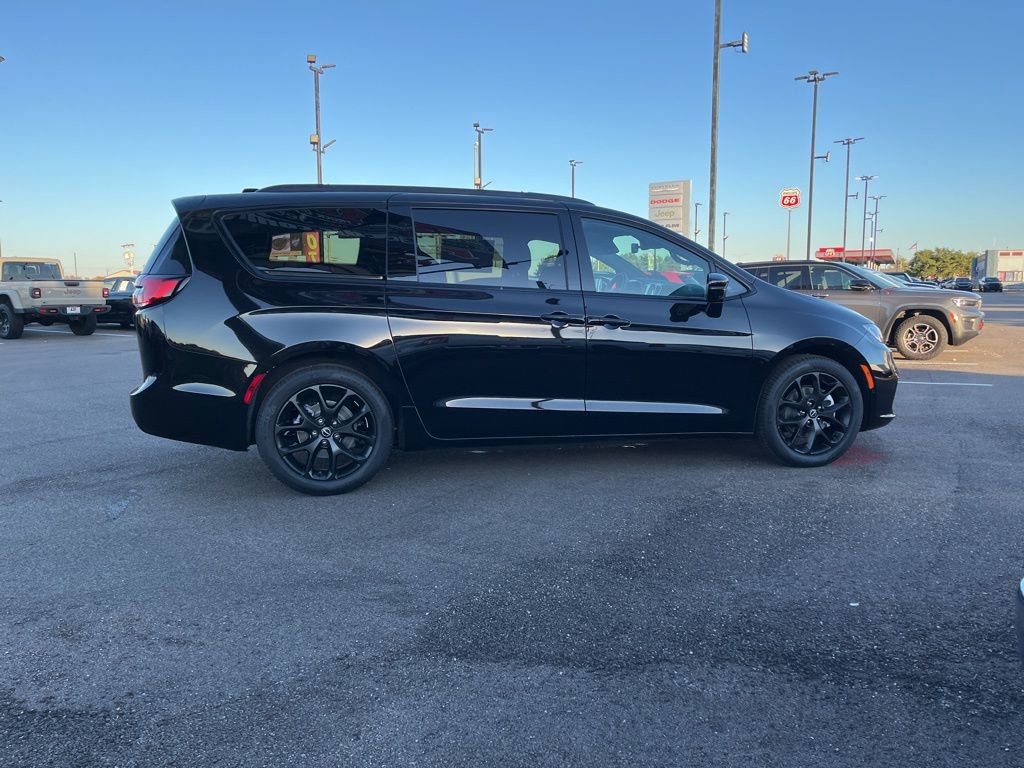 New 2026 Chrysler Pacifica Select w/ S Appearance Package image 10