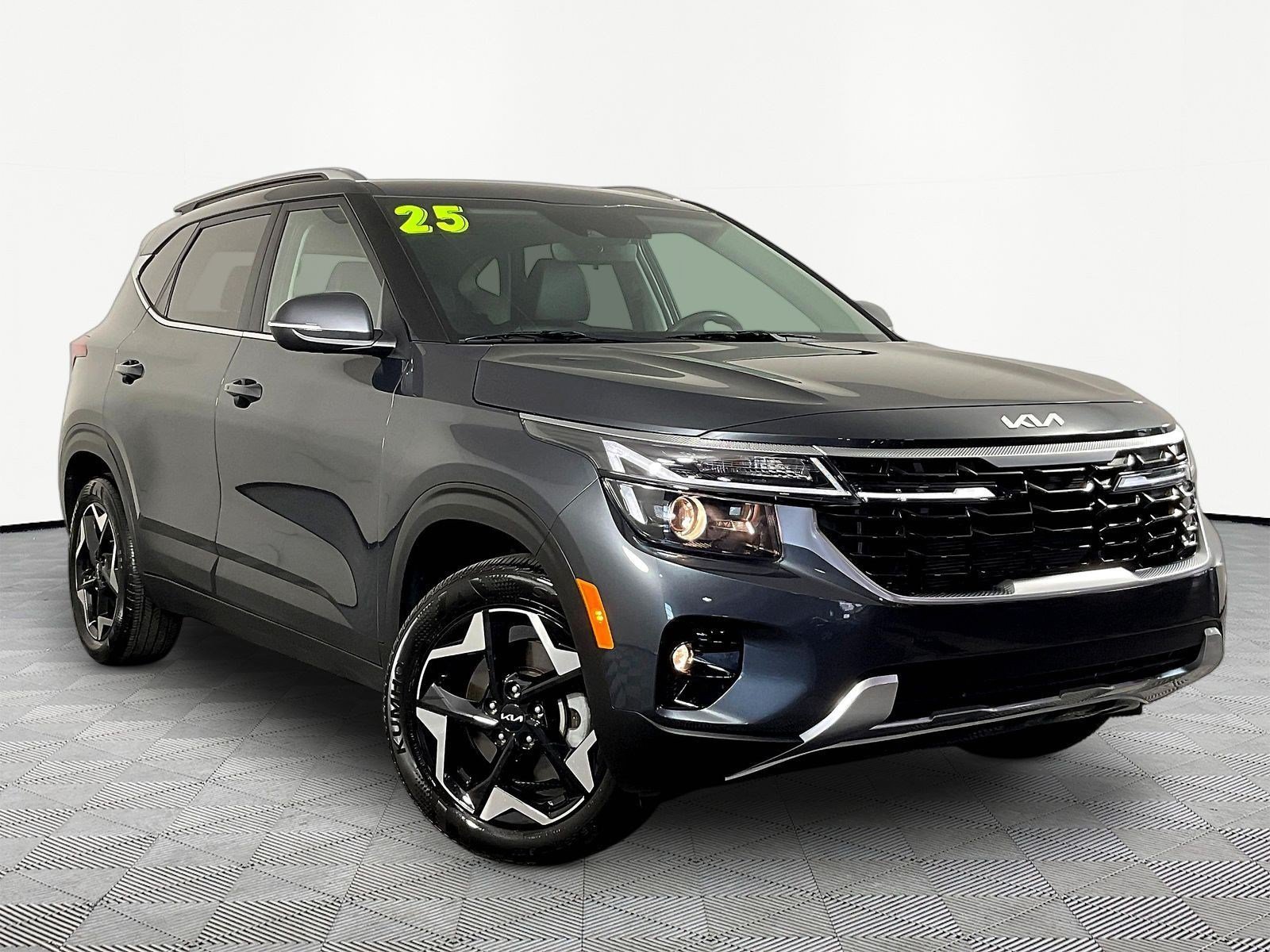 Used 2025 Kia Seltos EX AWD/4WD image 3