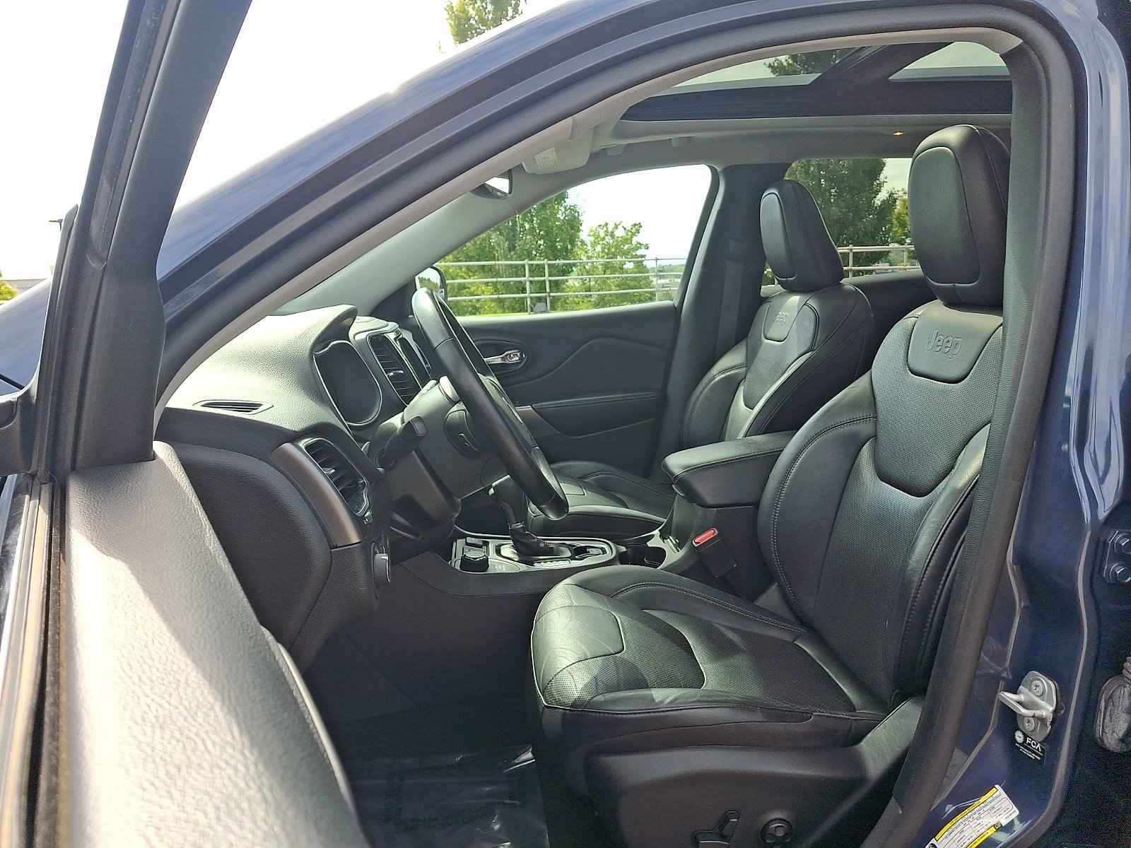 Used 2021 Jeep Cherokee Limited AWD/4WD image 13