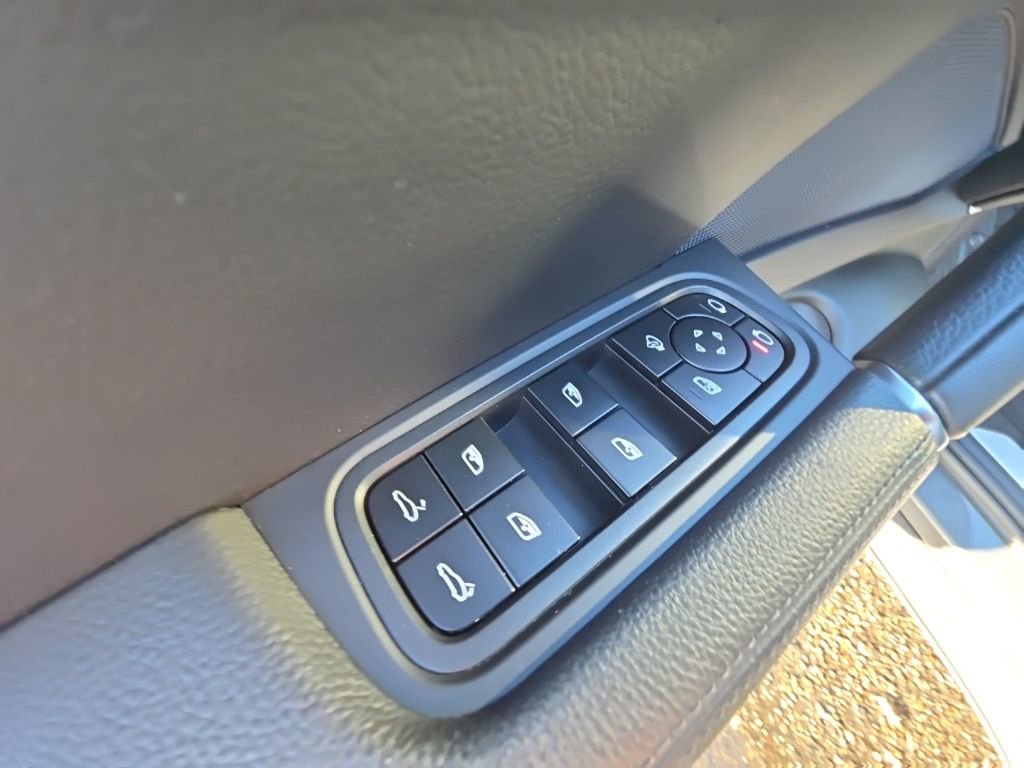 Used 2023 Porsche Cayenne Platinum Edition image 11
