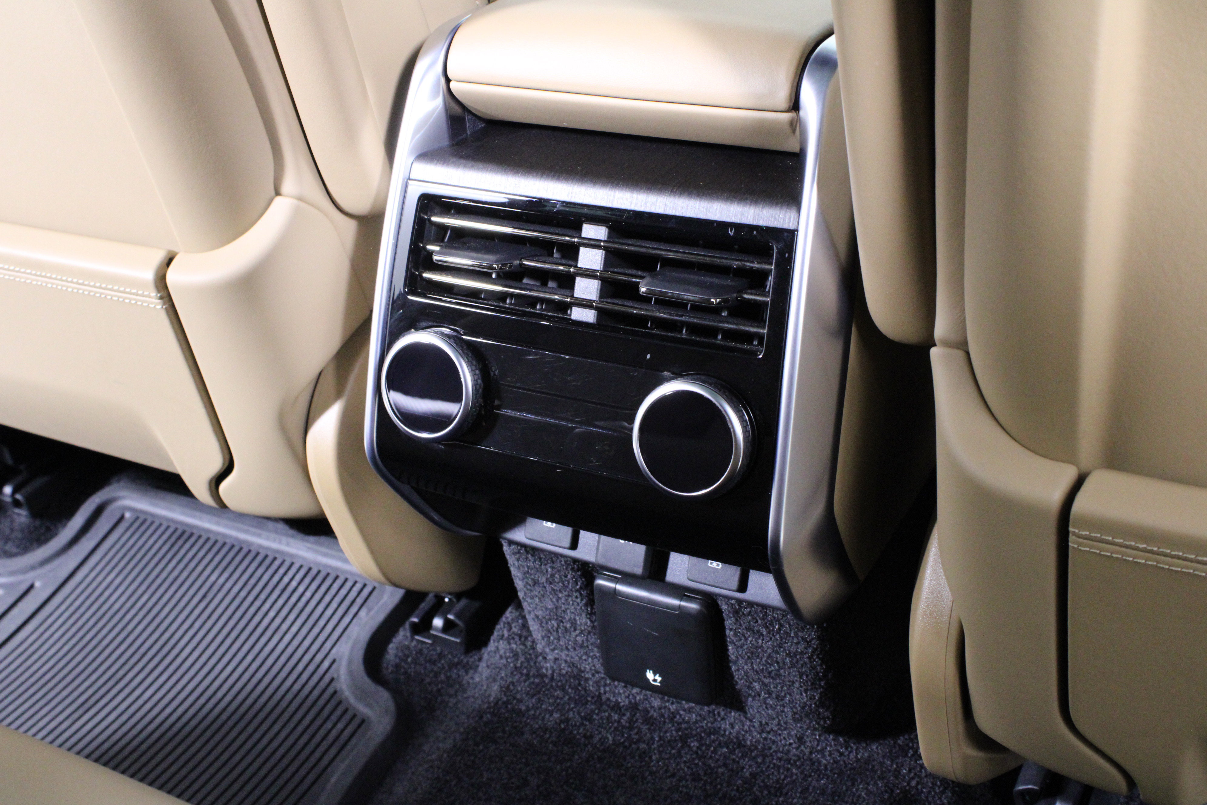 Used 2024 Land Rover Range Rover SE image 16