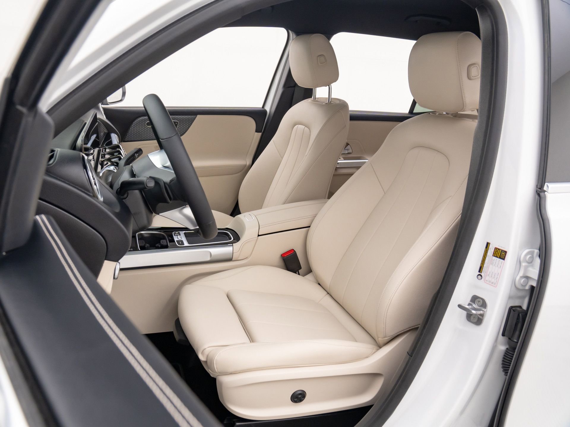 New 2025 Mercedes-Benz GLB 250 4MATIC image 18