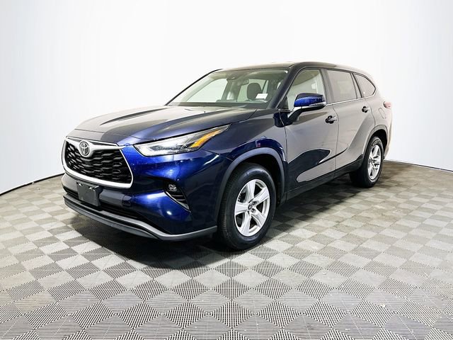 Certified 2025 Toyota Highlander LE image 4