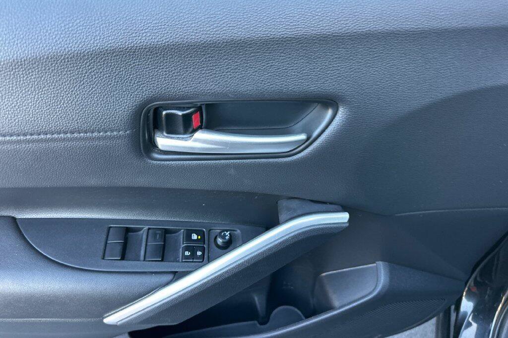 Used 2023 Toyota Corolla Cross XLE w/ Convenience Package FWD image 11