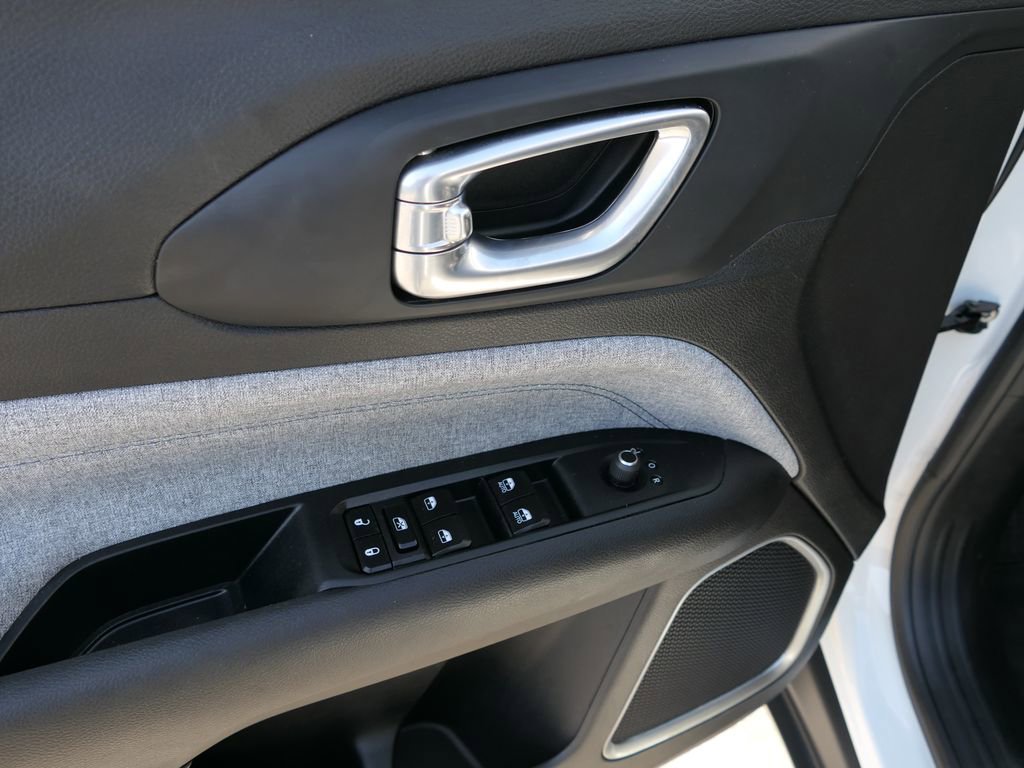 Used 2023 Jeep Compass Latitude image 13