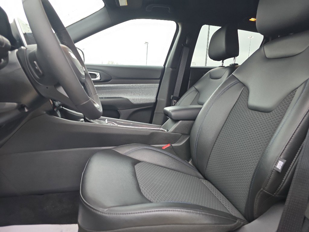 Used 2025 Jeep Compass Latitude image 20