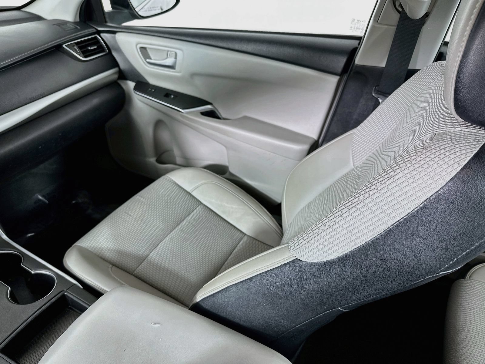 Used 2016 Toyota Camry SE FWD image 21