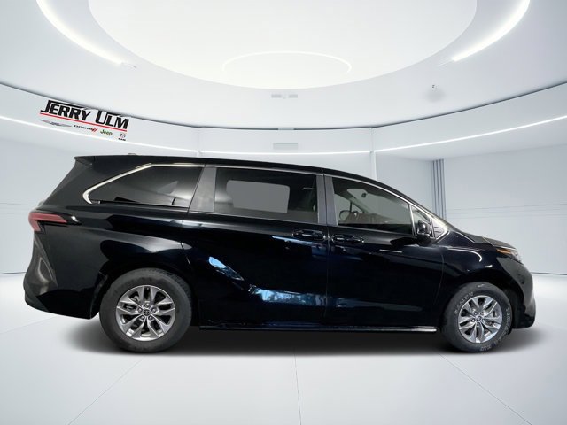 Used 2022 Toyota Sienna LE image 2