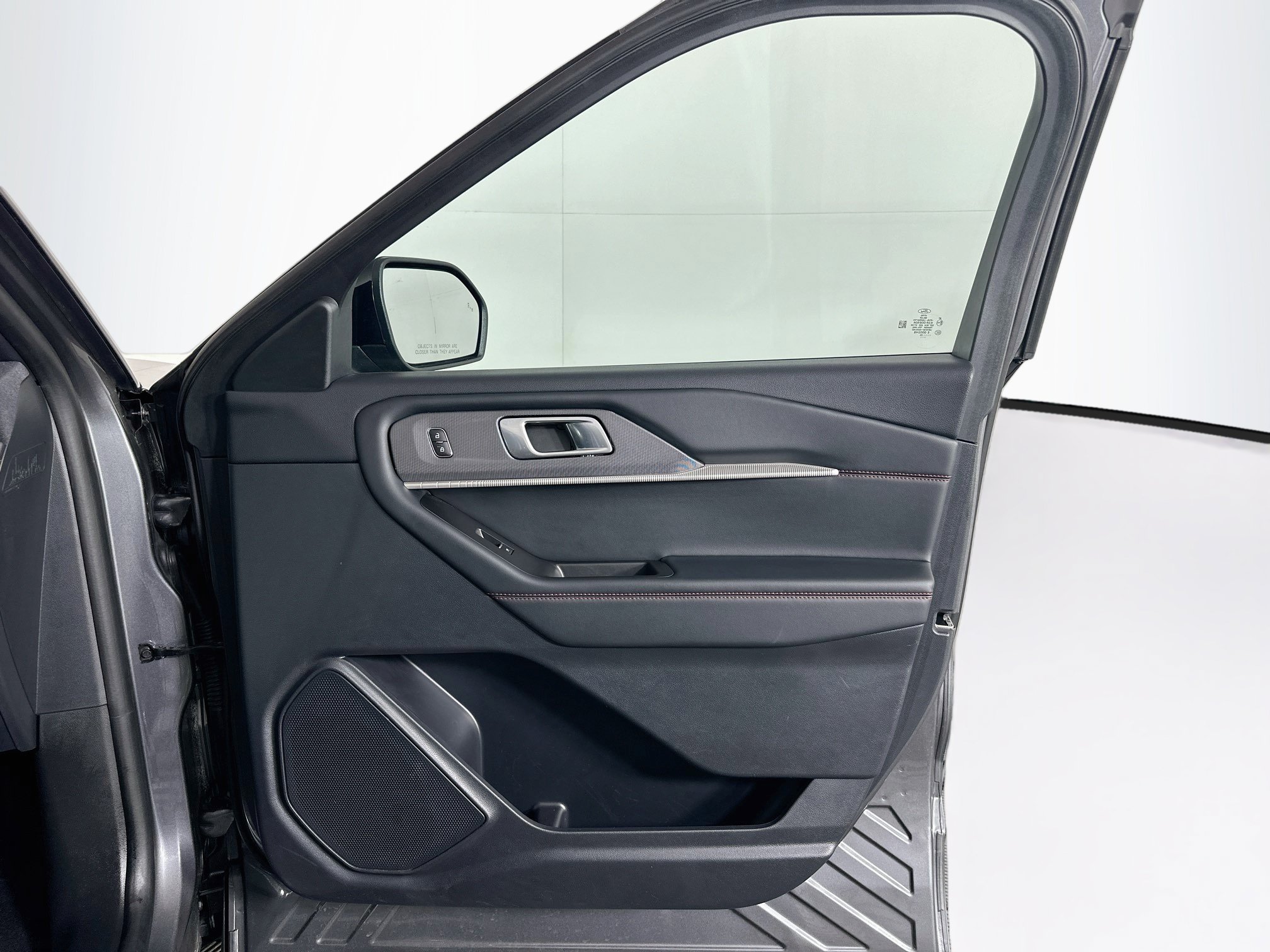 Used 2025 Ford Explorer ST-Line w/ ST-Line Street Pack AWD/4WD image 35