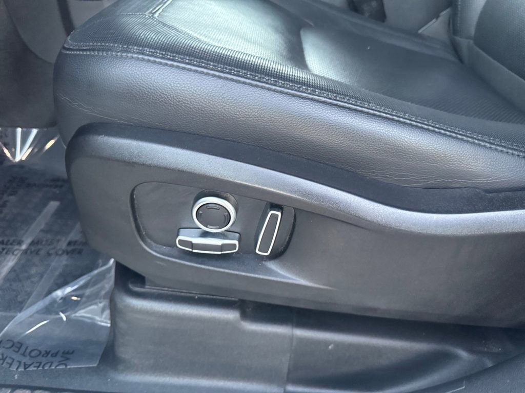 Used 2024 Land Rover Defender 130 X-Dynamic SE image 12