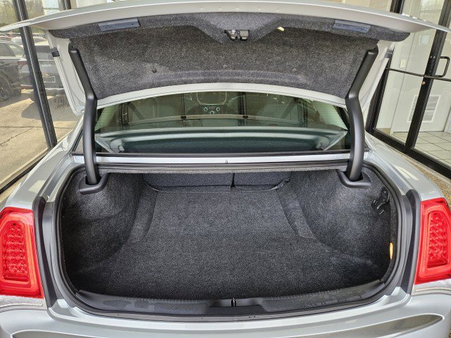 Used 2019 Chrysler 300 Touring w/ Chrome Appearance Package image 10