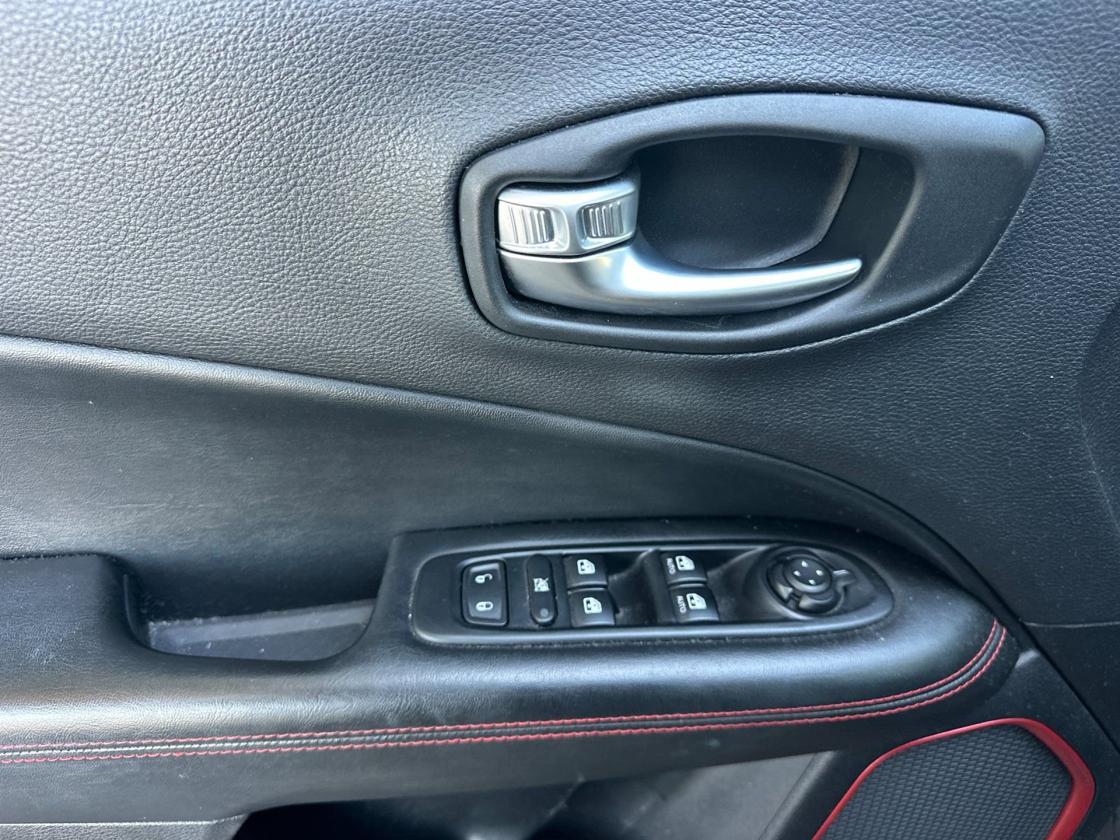 Used 2018 Jeep Compass Trailhawk w/ Leather Interior Group AWD/4WD image 10