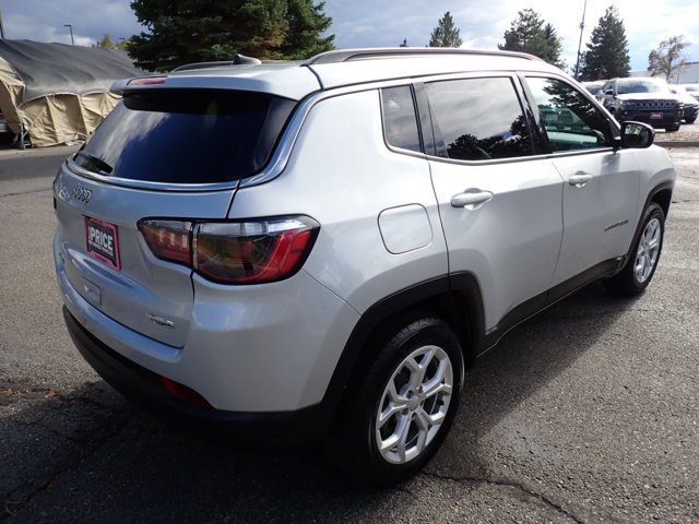 Used 2024 Jeep Compass Latitude AWD/4WD image 4