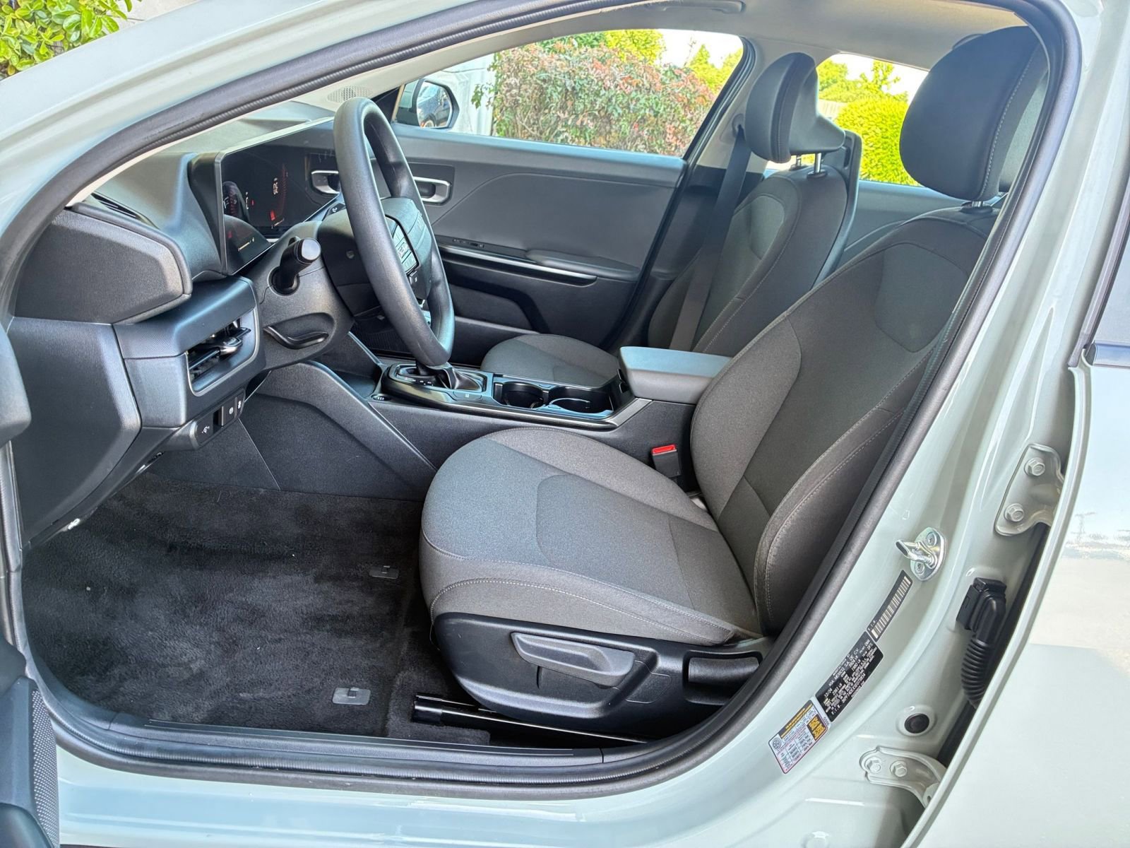 Used 2025 Kia K4 LXS FWD image 36