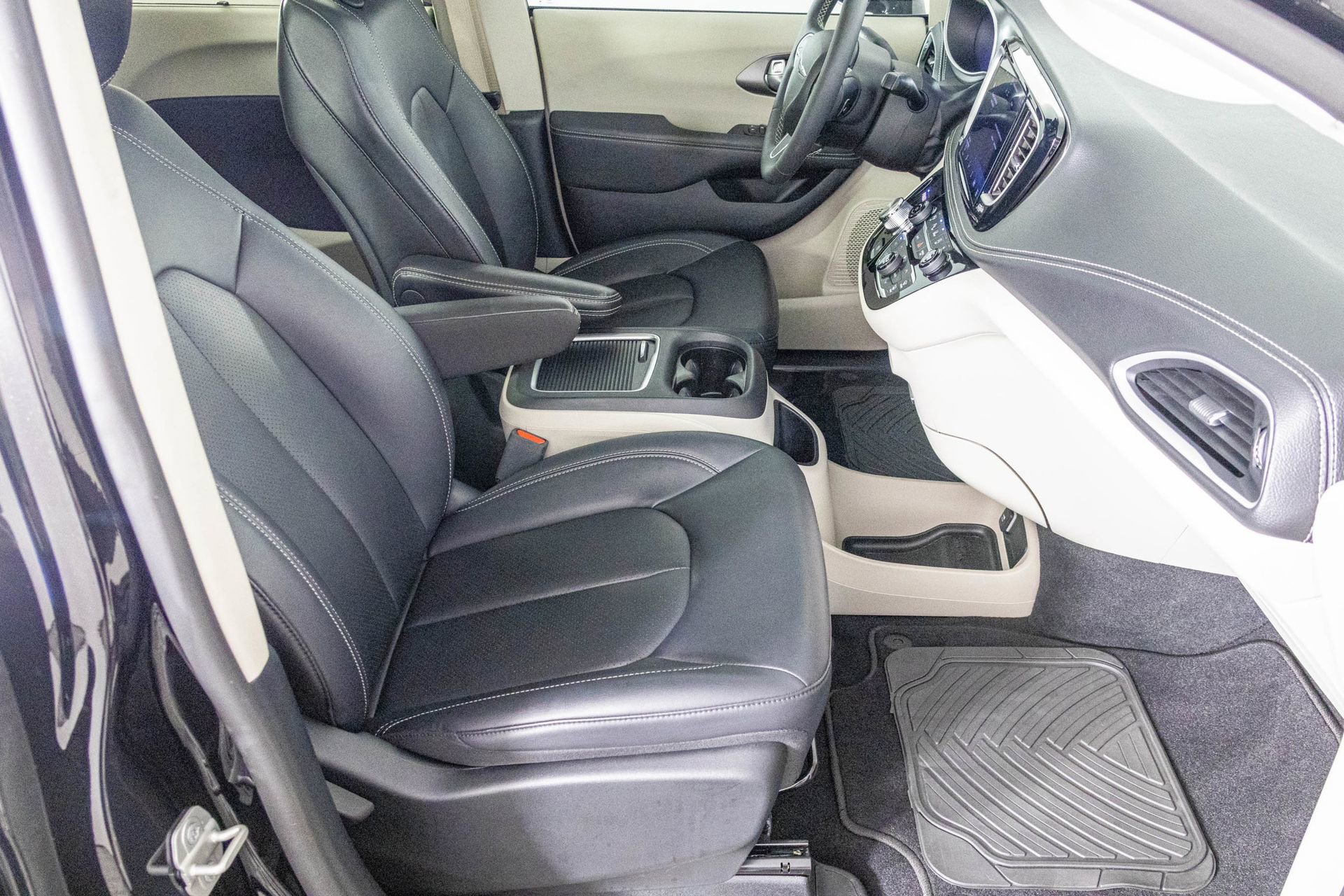 Used 2024 Chrysler Pacifica Touring-L image 43