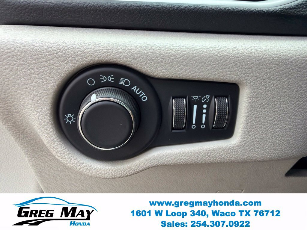 Used 2023 Chrysler Voyager LX FWD image 23