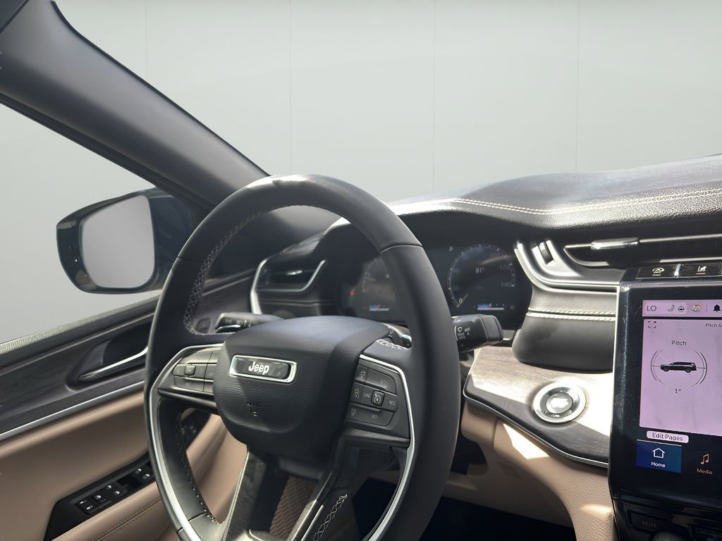 Used 2024 Jeep Grand Cherokee L Limited w/ Black Appearance Package image 15