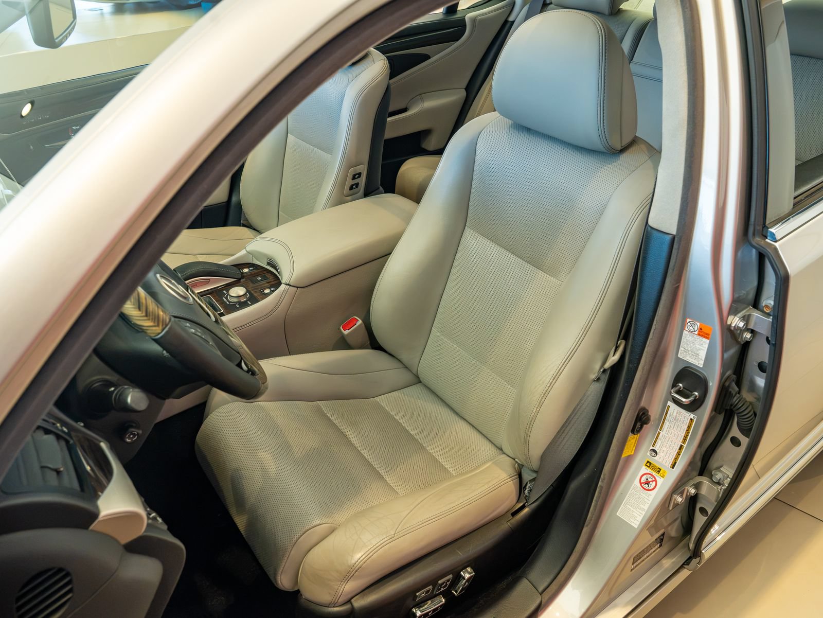 Used 2016 Lexus LS 460 w/ Comfort Package RWD image 11