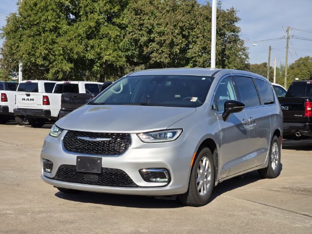 Used 2024 Chrysler Pacifica Touring-L FWD image 3