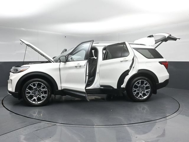 Certified 2025 Ford Explorer Platinum w/ Ultimate Package AWD/4WD image 59