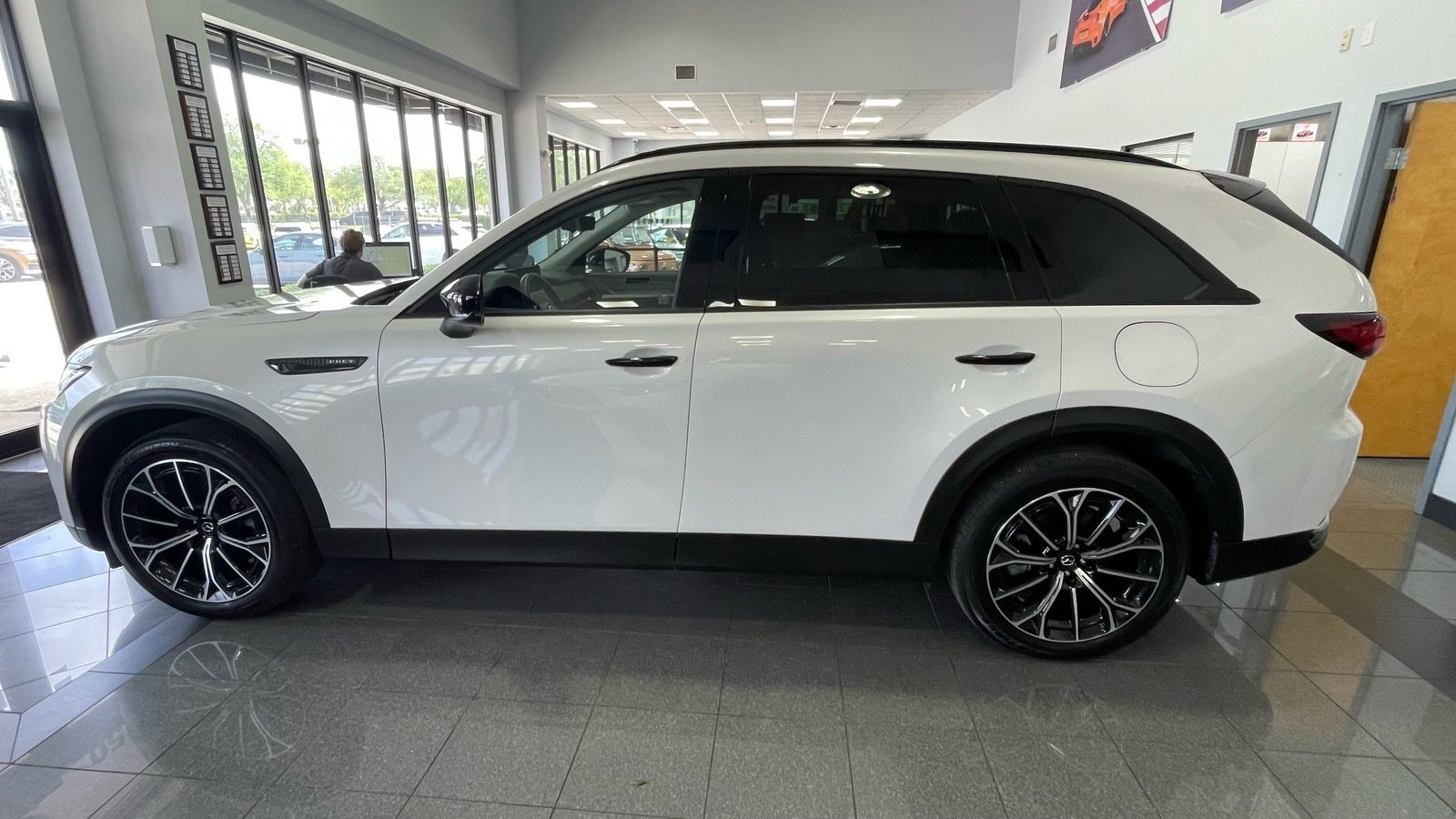 Used 2025 MAZDA CX-70 Plug-In Hybrid w/ Premium Pkg AWD/4WD image 2