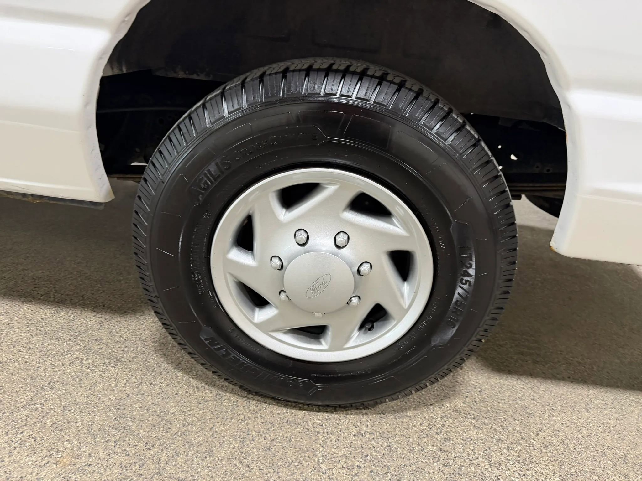 Used 2014 Ford E-250 and Econoline 250 Extended w/ Power Group RWD image 47