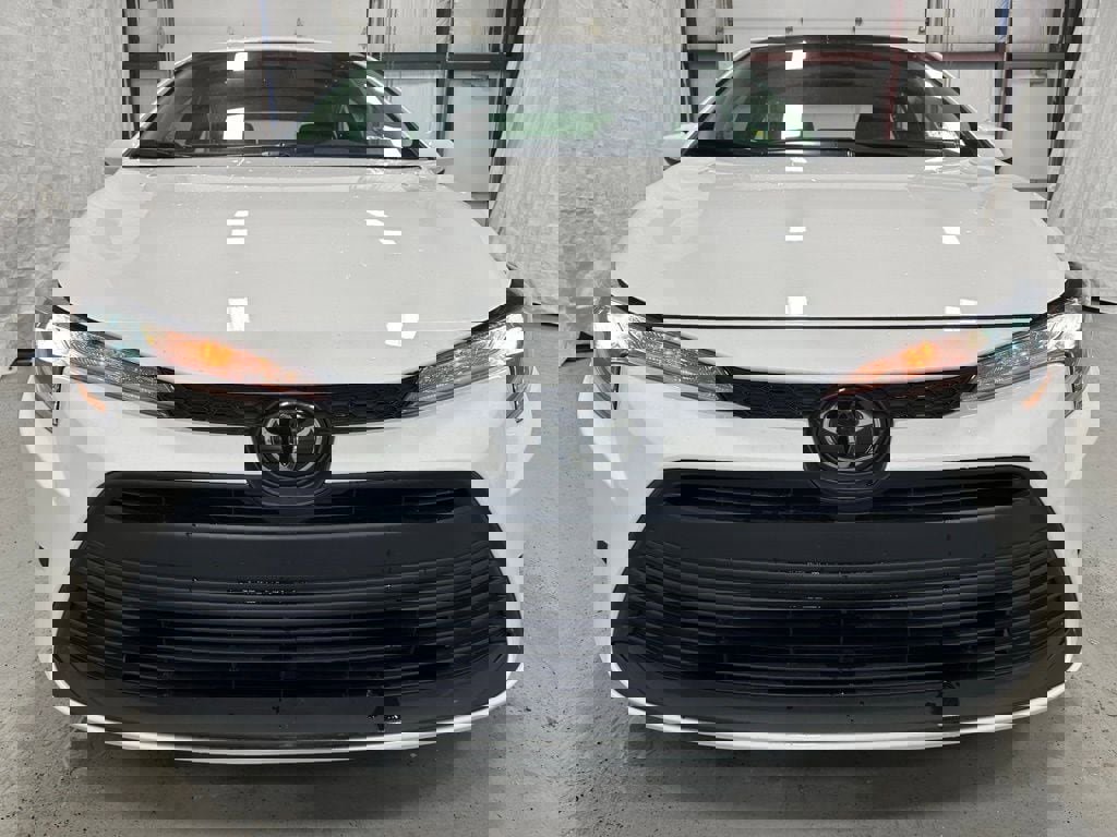 Used 2025 Toyota Corolla LE image 2