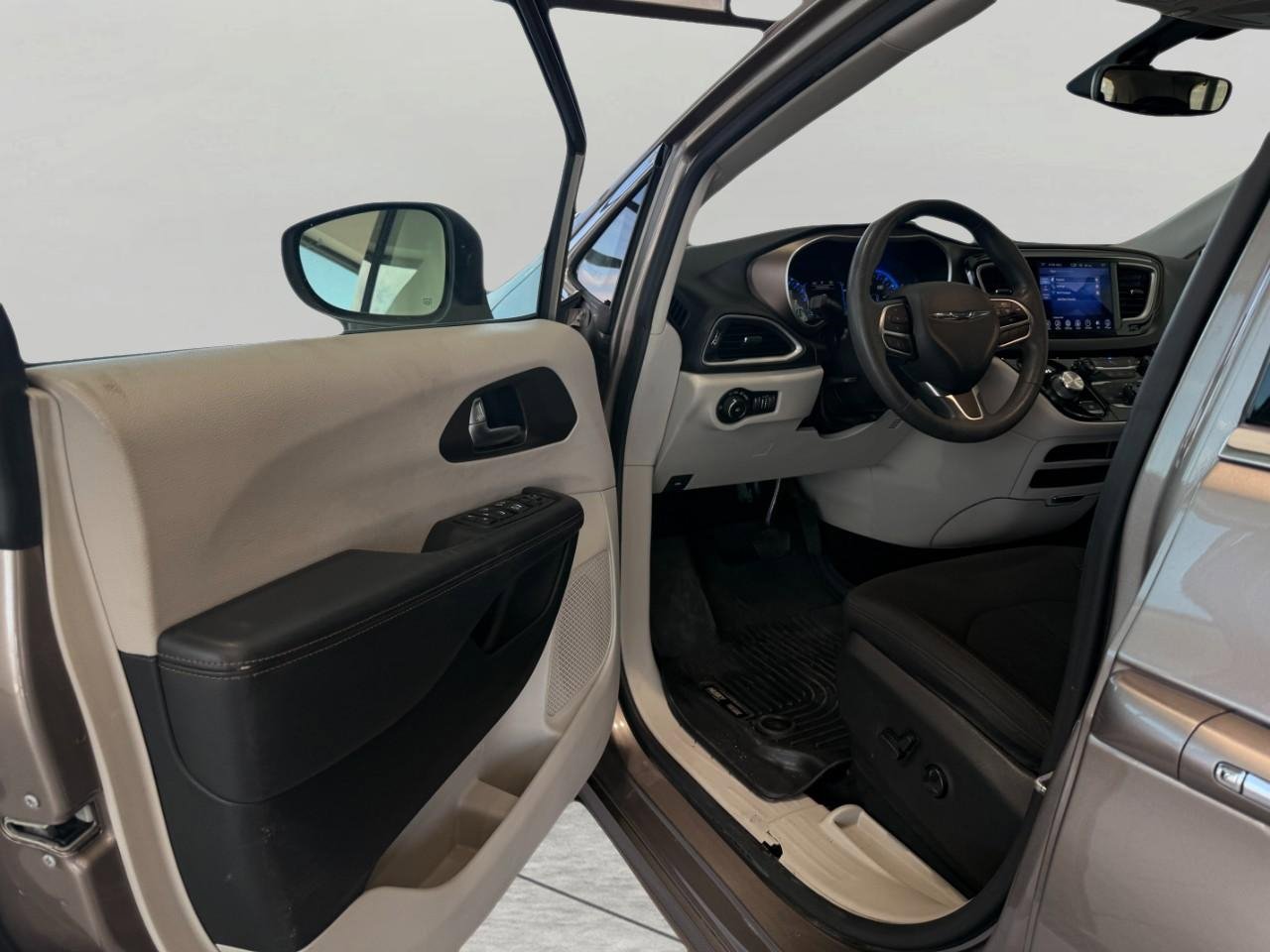 Used 2017 Chrysler Pacifica Touring Plus image 18