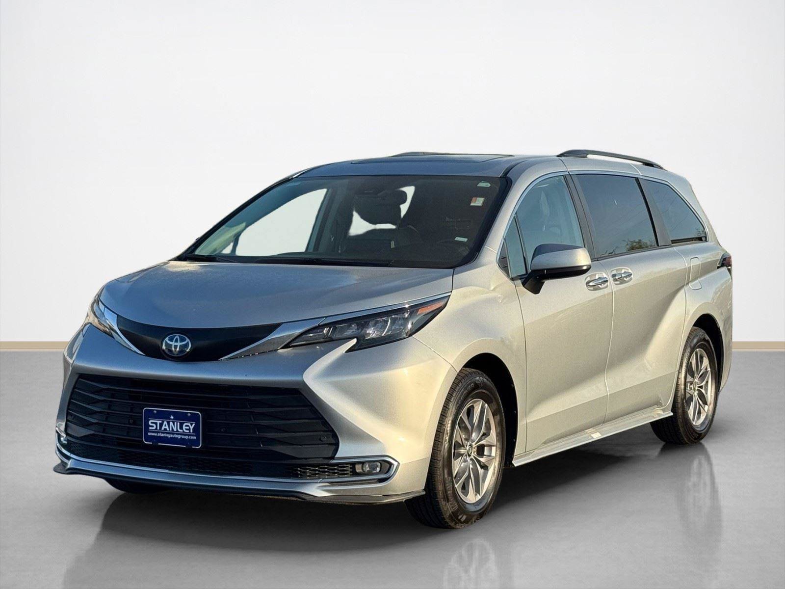 Used 2024 Toyota Sienna XLE FWD image 3
