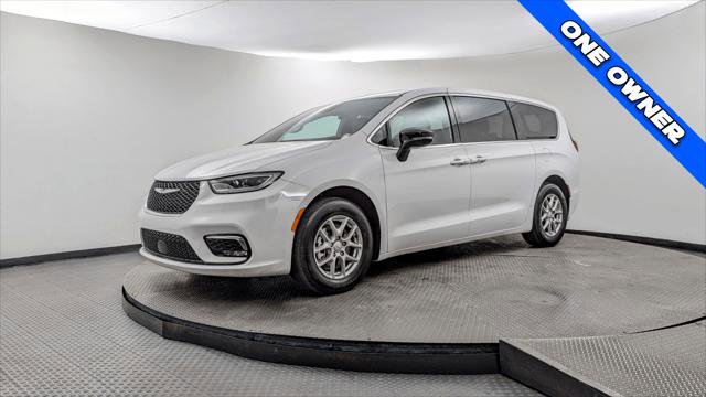 Used 2026 Chrysler Pacifica Select image 2