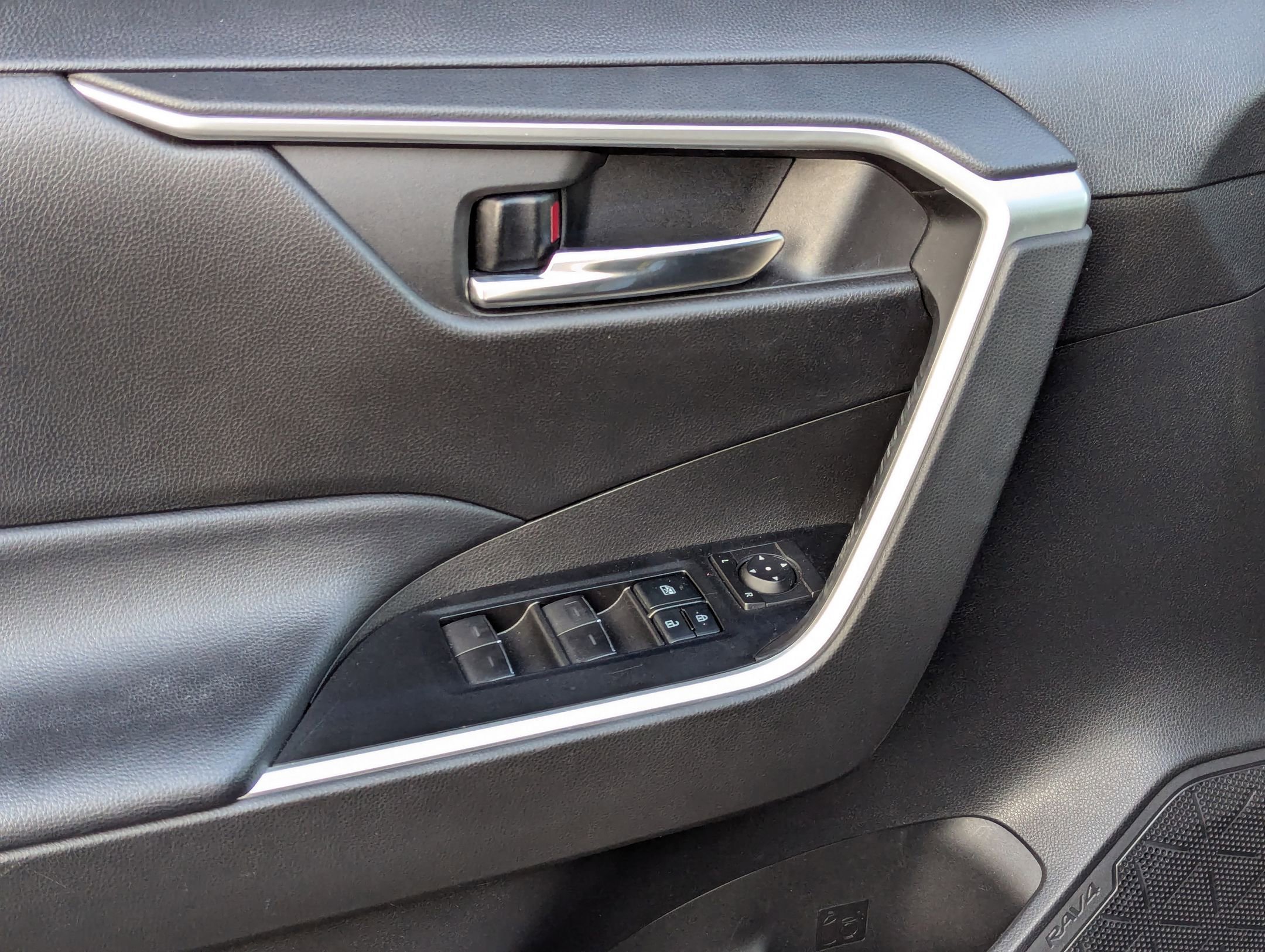 Used 2022 Toyota RAV4 XLE w/ Convenience Package image 12