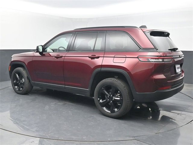 Used 2025 Jeep Grand Cherokee Limited w/ Luxury Tech Group II image 3