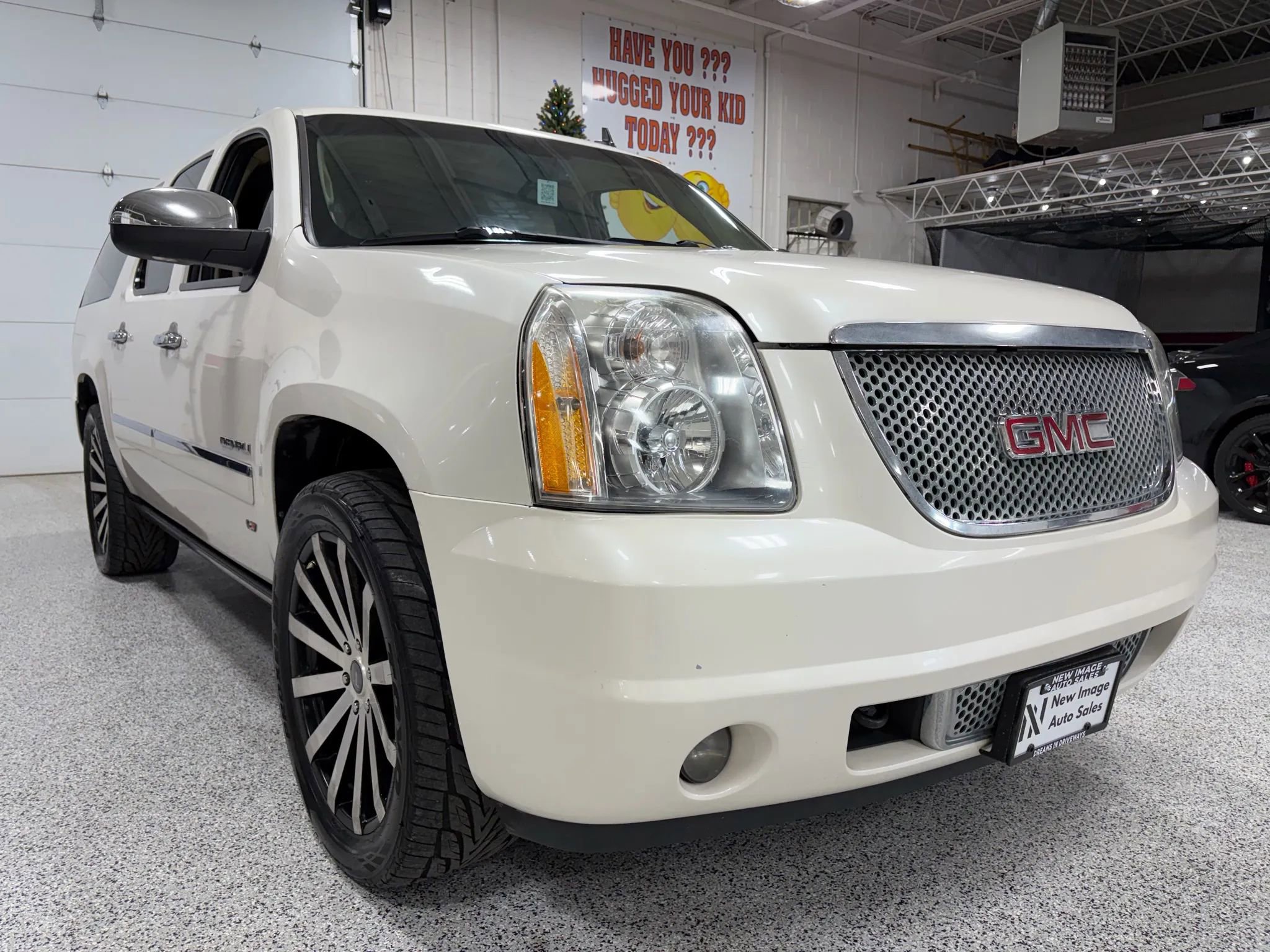 Used 2012 GMC Yukon XL Denali image 1