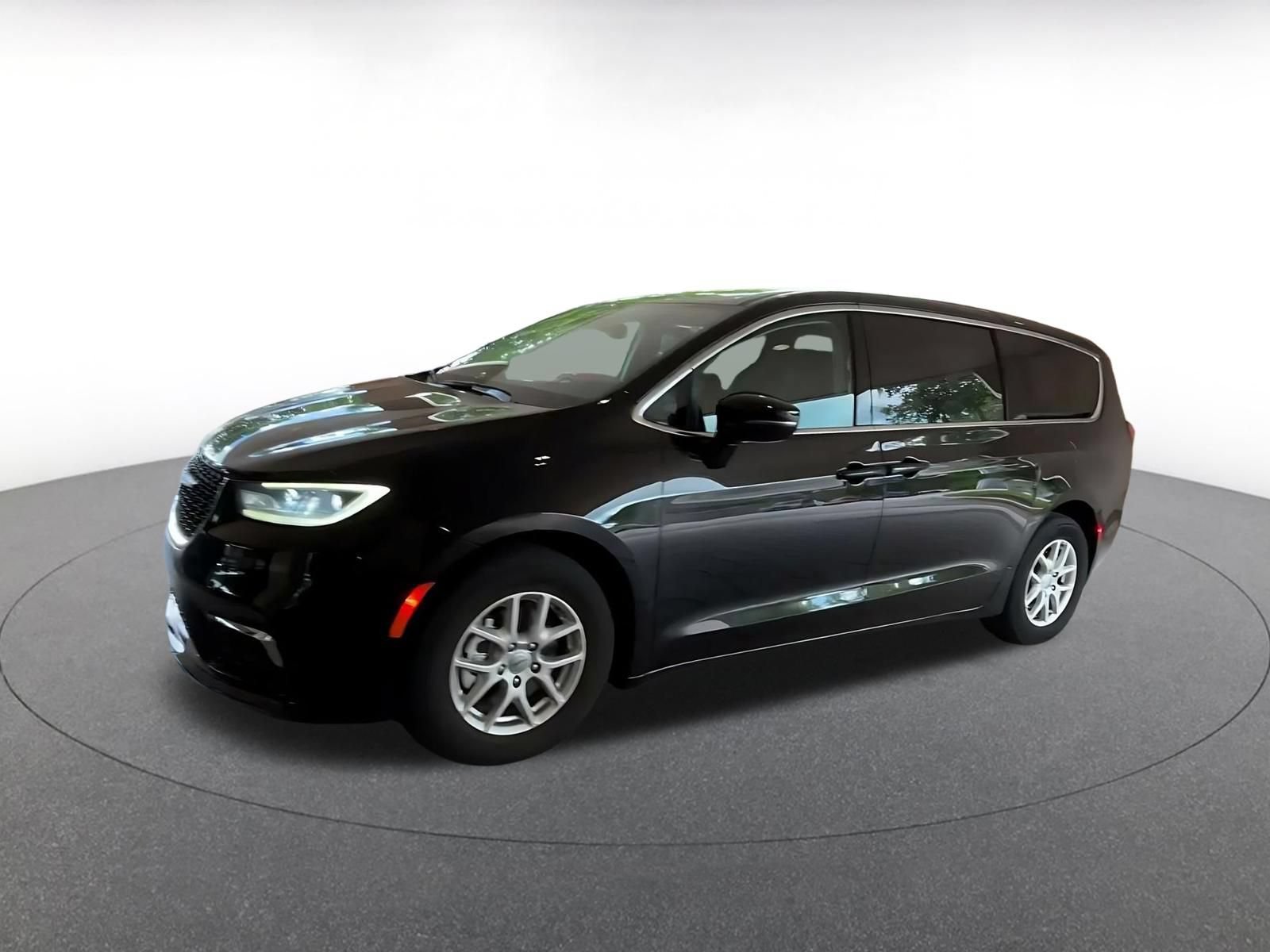 Used 2024 Chrysler Pacifica Touring-L FWD image 6