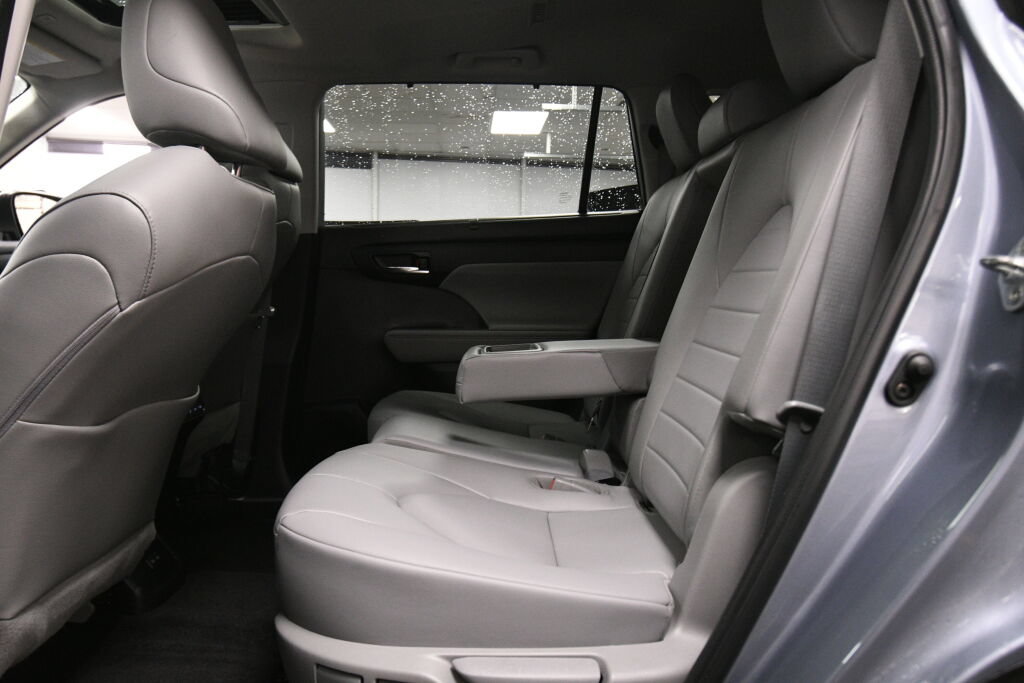 Used 2023 Toyota Highlander XLE AWD/4WD image 20
