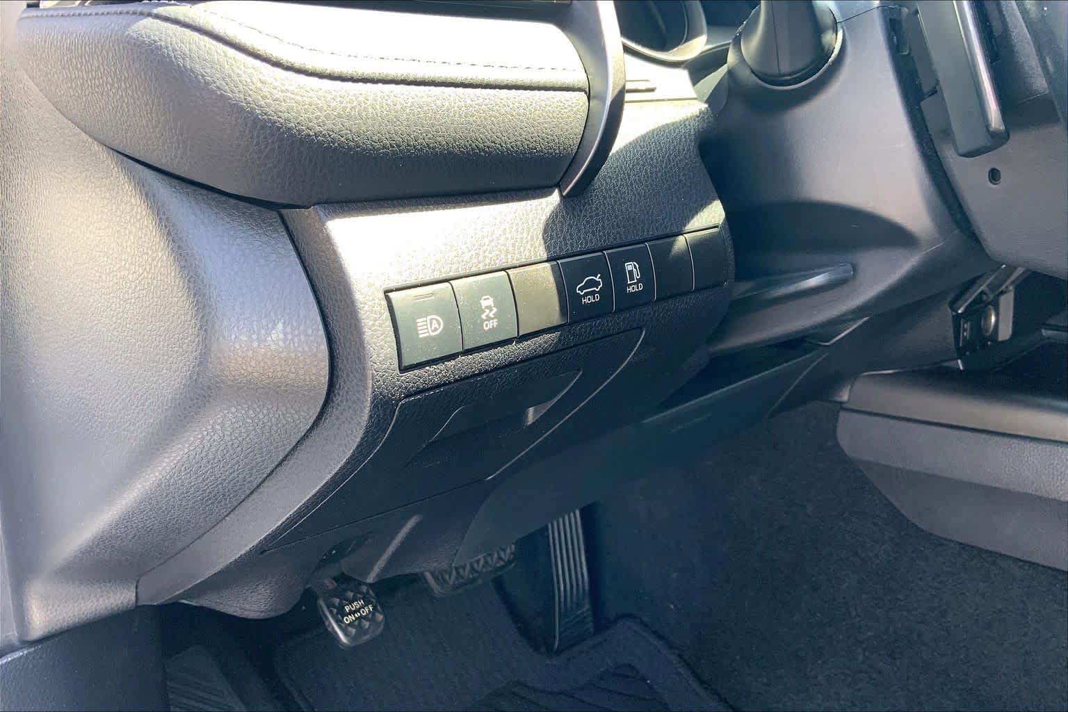 Used 2021 Toyota Camry SE FWD image 32