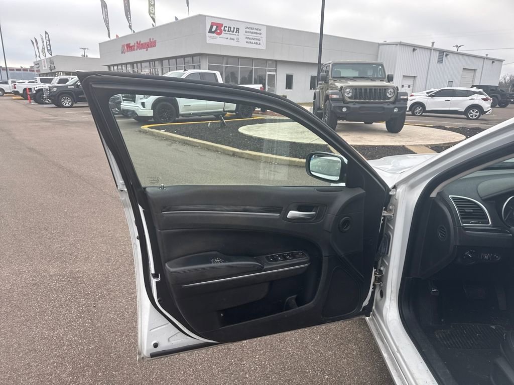 Used 2019 Chrysler 300 Touring L w/ Quick Order Package 22F image 11