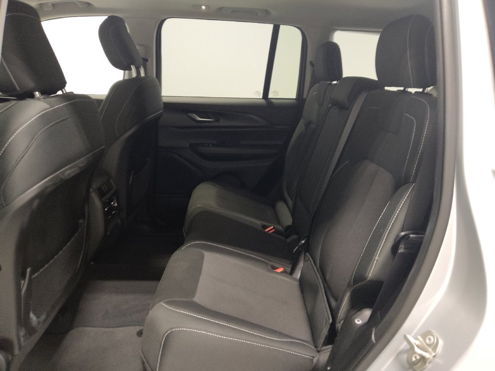 Used 2023 Jeep Grand Cherokee Laredo AWD/4WD image 18