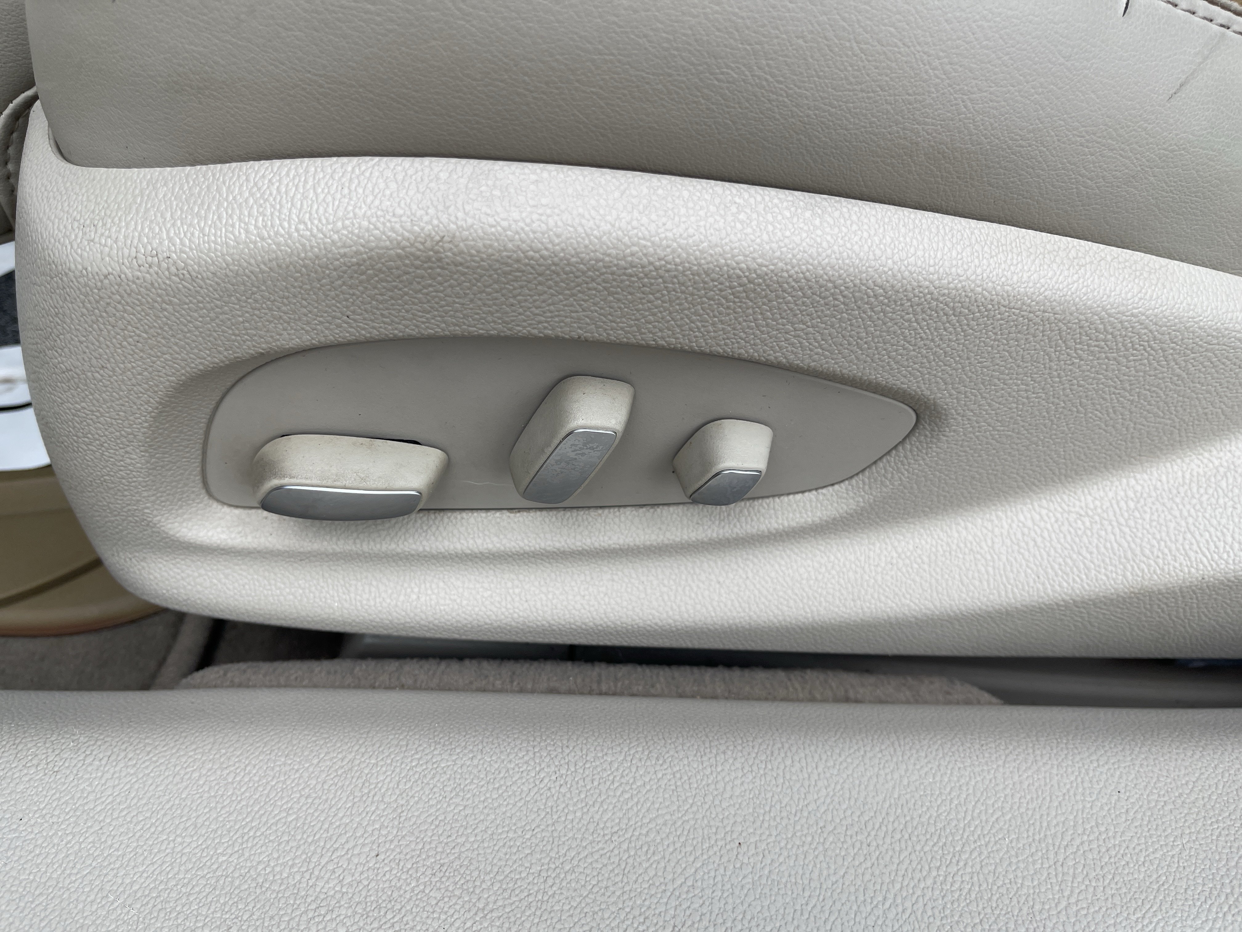 Used 2013 Cadillac XTS Premium FWD image 19