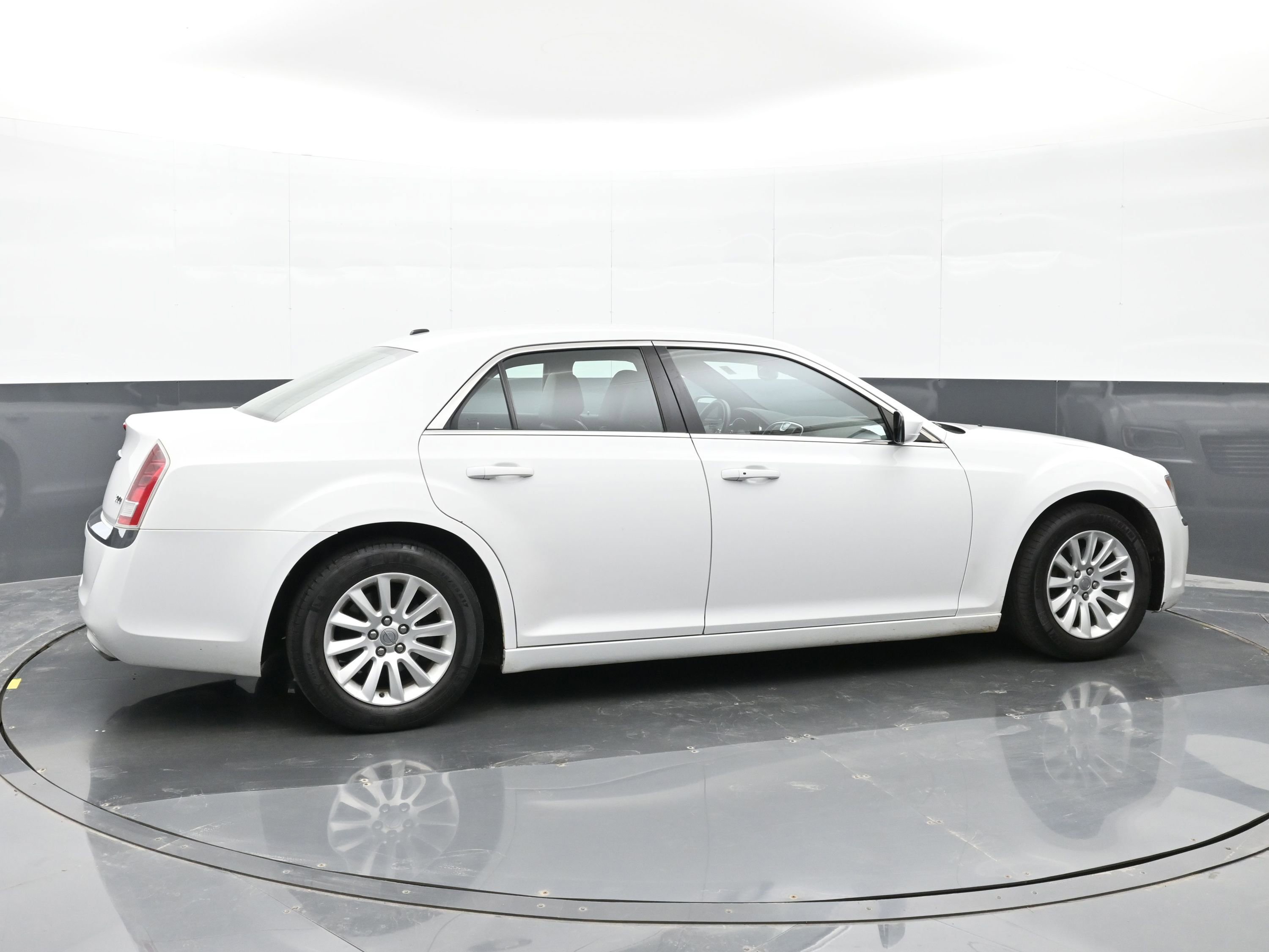 Used 2013 Chrysler 300 RWD image 8