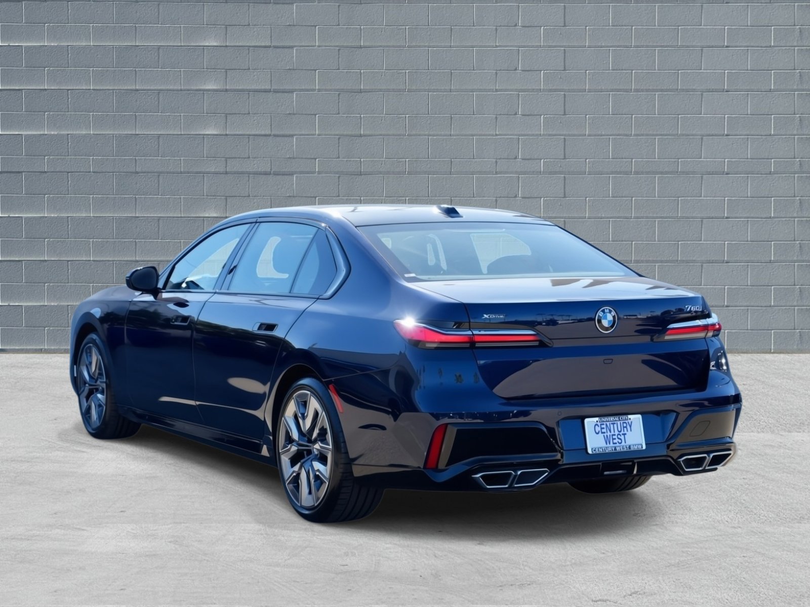 Used 2025 BMW 760i xDrive w/ Executive Package image 3