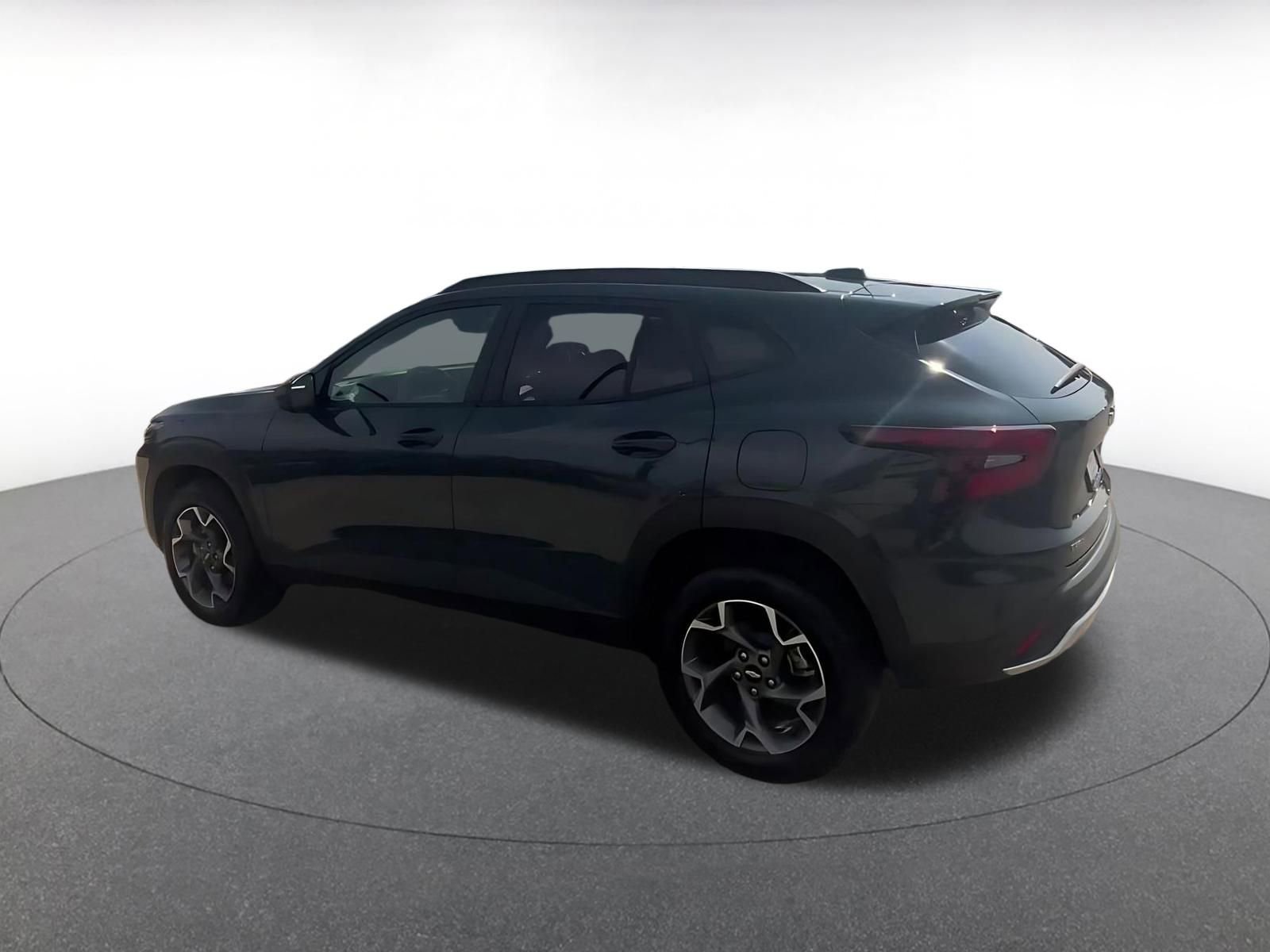 Used 2025 Chevrolet Trax LT FWD image 10