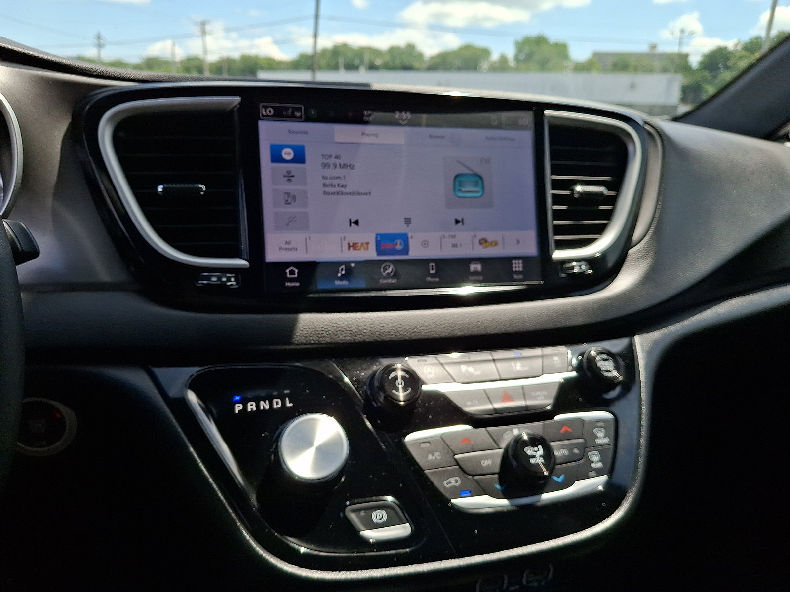Used 2025 Chrysler Pacifica Select FWD image 11