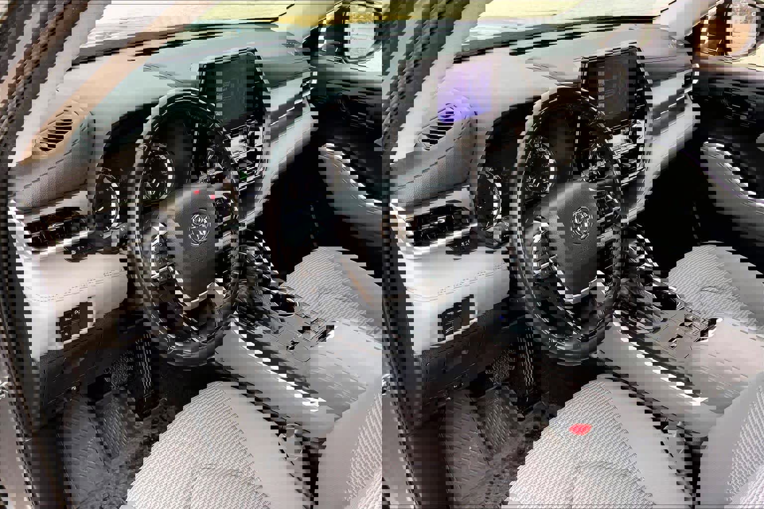 Used 2023 Toyota Highlander LE image 16